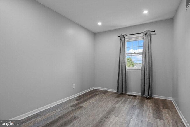 Building Photo - 548 Susan Dr