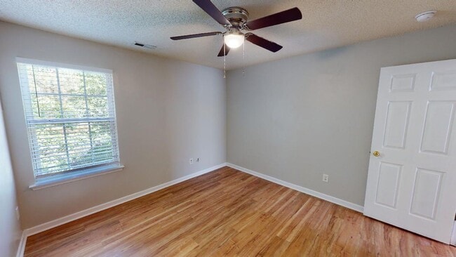Building Photo - Recently Renovated Single Family Home in t...