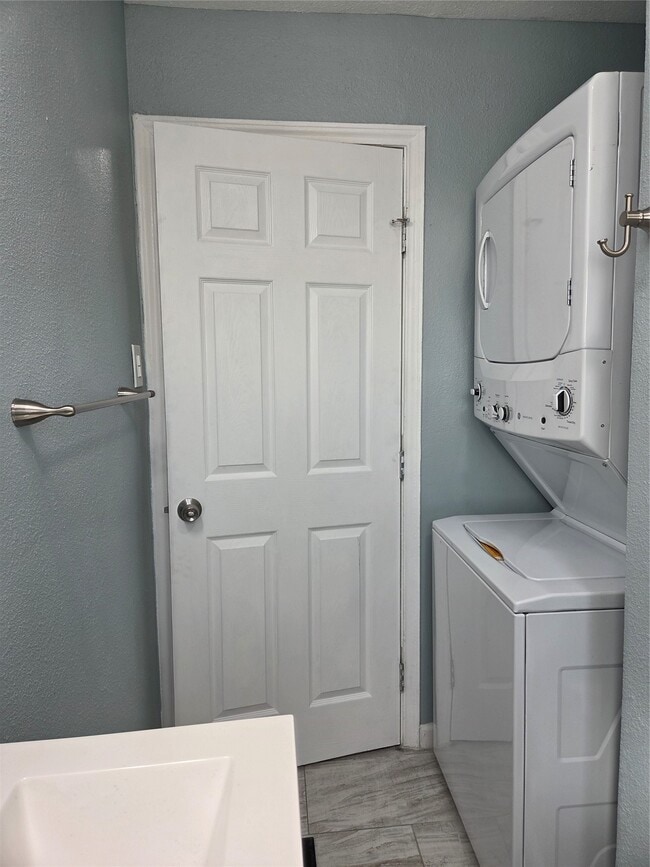 Building Photo - 619 13th St