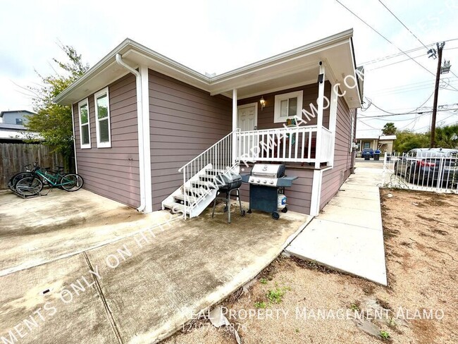 Building Photo - AVAILABLE NOW! FULLY FURNISHED 3 Bedroom /...