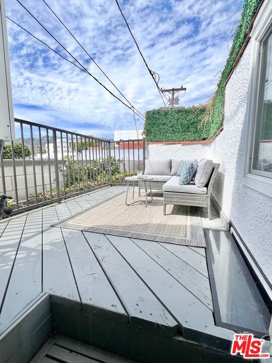 Building Photo - 7865 Willoughby Ave