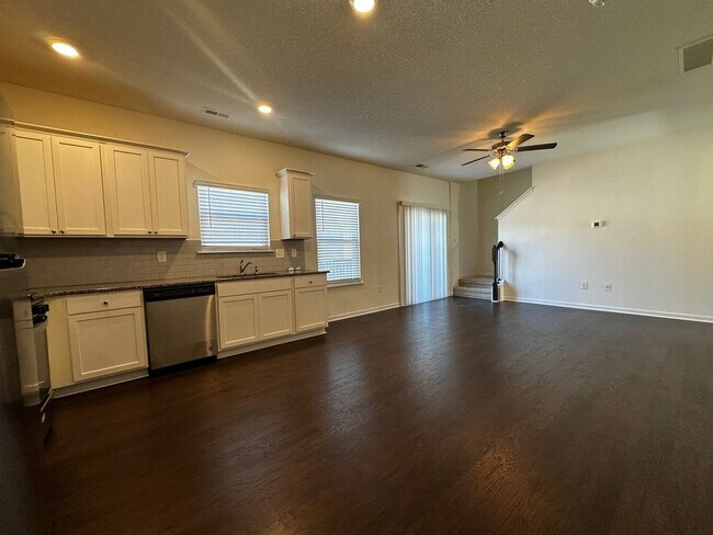 Building Photo - E. Morristown - 3 bed/2.5 bath home with g...