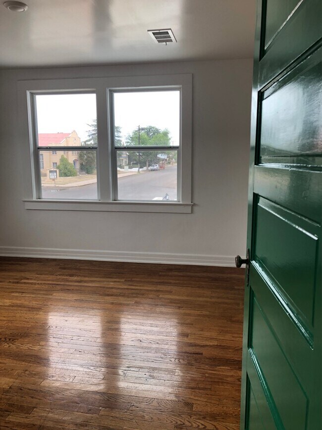 Building Photo - 120 N Austin St