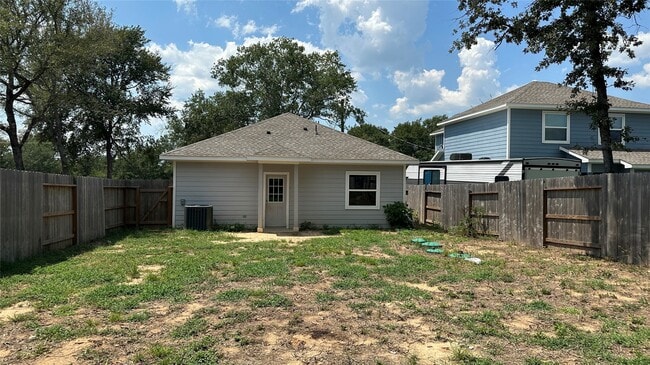Building Photo - 24735 Waterford St