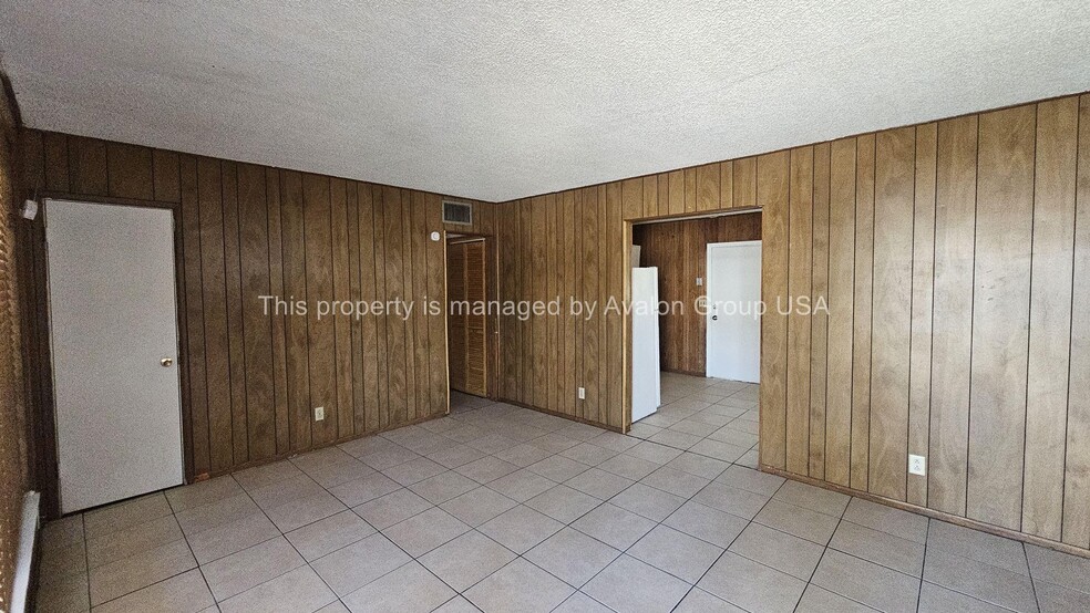 Building Photo - 1560 W 6th St