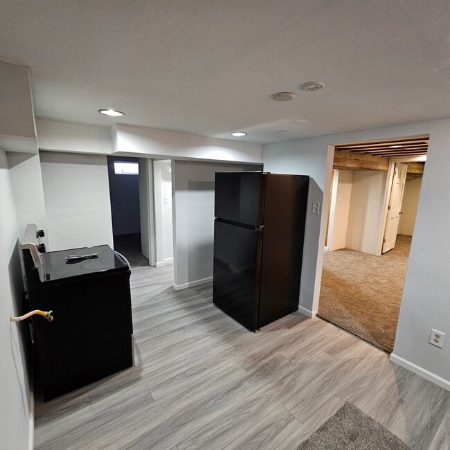 Building Photo - 655 S 7th Ave