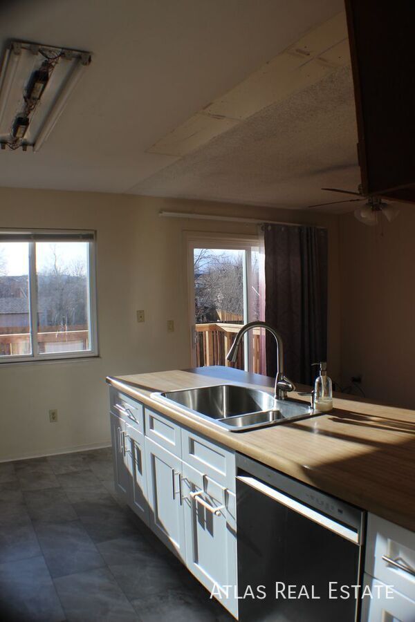 Building Photo - 9415 Brentwood St