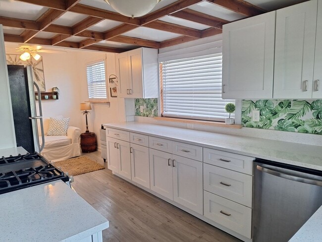 Building Photo - WALK TO THE BEACH - 3BR 2BA PARTIALLY FURNISHED