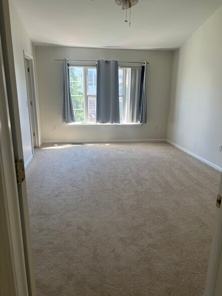 Building Photo - 41861 Yeats Dr