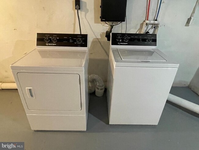 Building Photo - 1839 E Clementine St