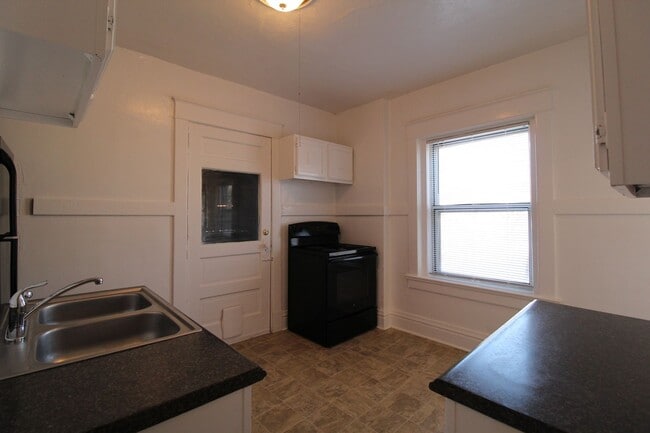 Building Photo - Spacious 2 Bedroom Duplex by KU MED