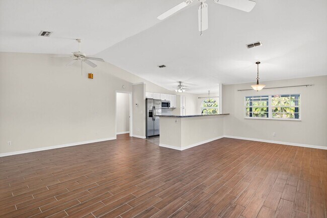 Building Photo - 2 Bedroom 2 bath Oversized Duplex with 2 Car Garage