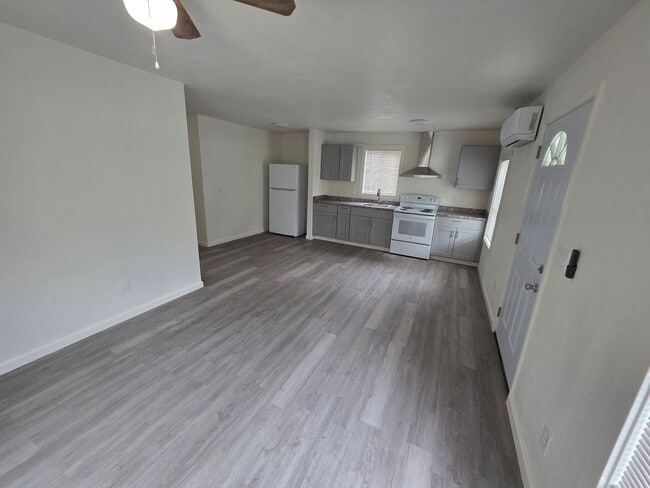 Building Photo - 2 bed 1 bath home close to town.