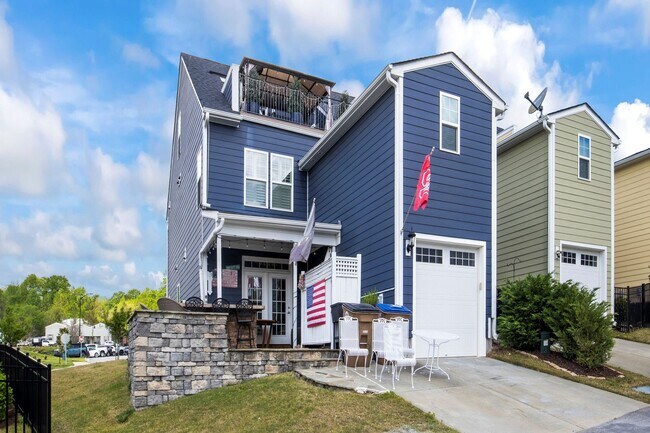 Building Photo - End Unit Townhome with many Upgrades - Downtown Wake Forest!