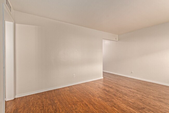 Building Photo - 1 Bed | 1 Bath -  Courtyard Style Unit