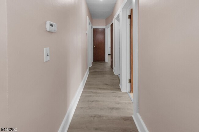 Building Photo - 558 Argyle Ave