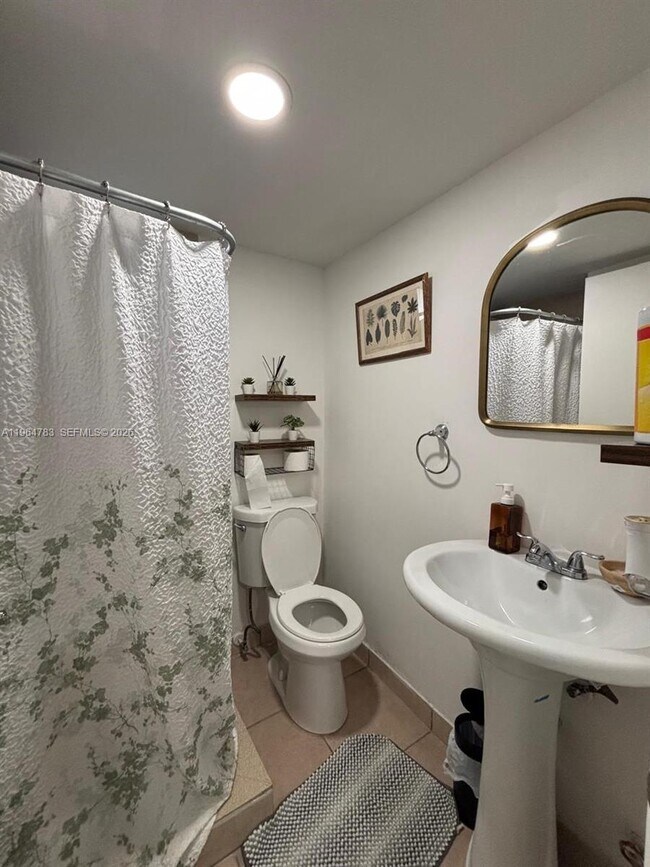 Building Photo - 9365 Fontainebleau Blvd