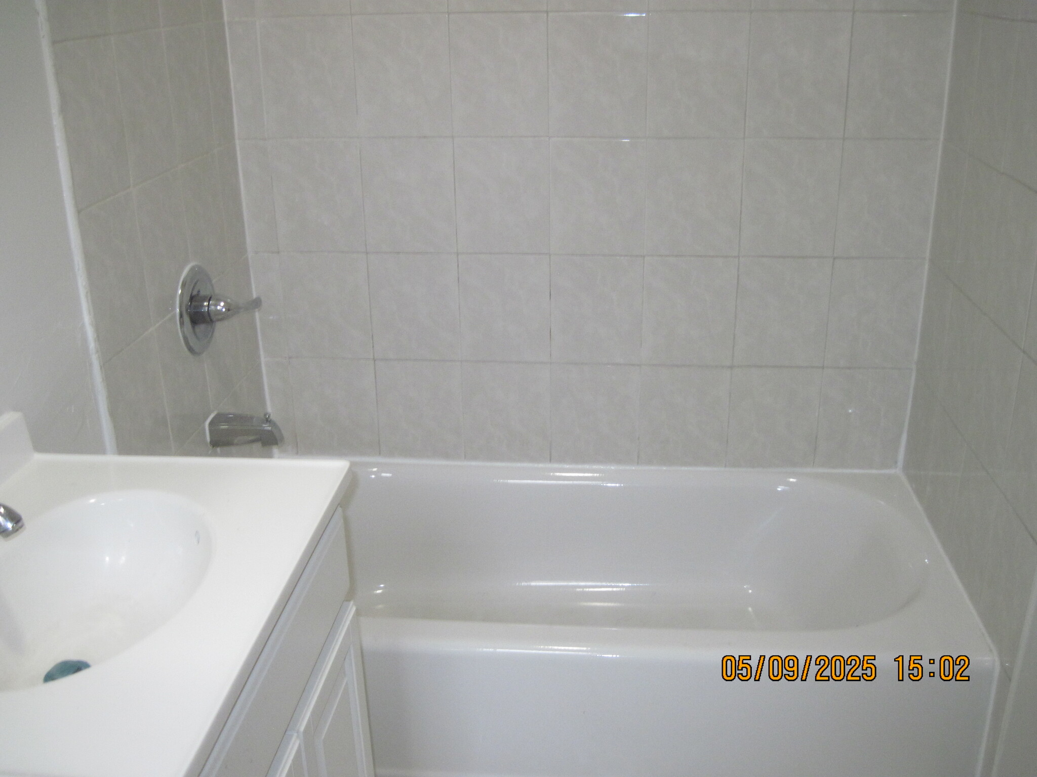 Bathtub - 185 Benziger Ave