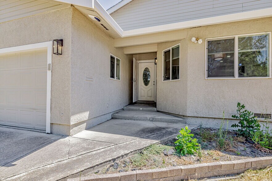 Building Photo - 6941 Golf View Dr