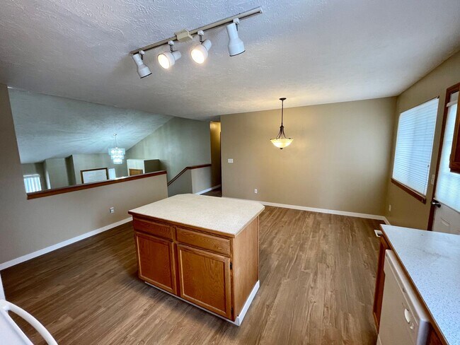 Building Photo - STUNNING SOUTH HILL HOME