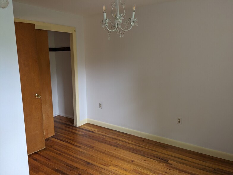 Building Photo - 39 Farmland Rd