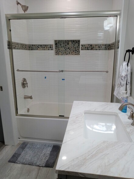 Front Bedroom Private Bath - 14 High St