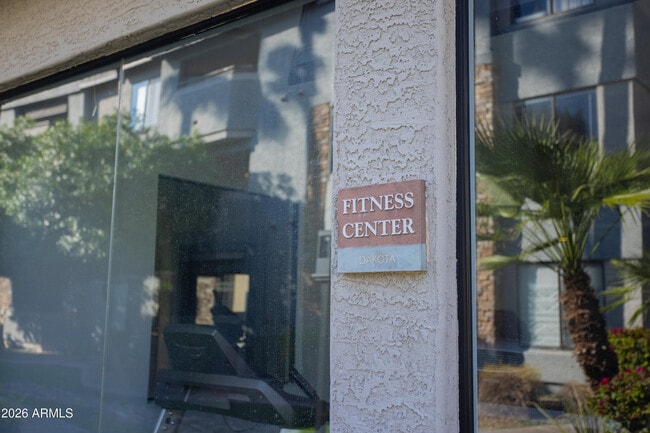 Building Photo - 2025 E Campbell Ave