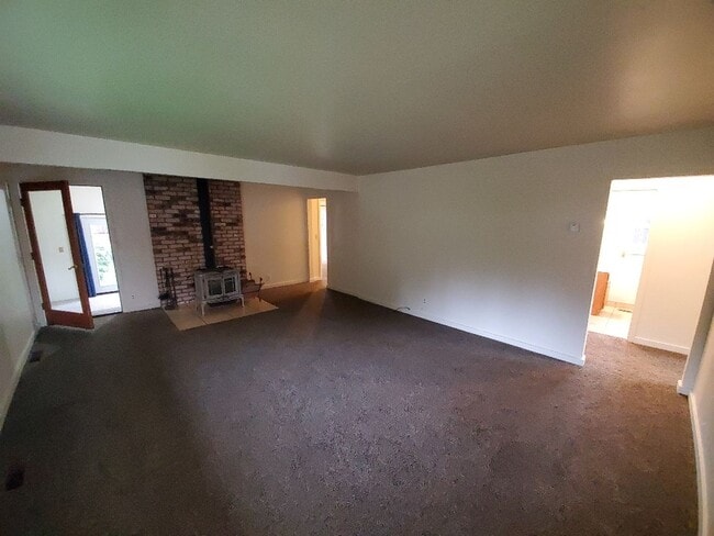 Building Photo - 4-Bedroom home located close to the Eureka...