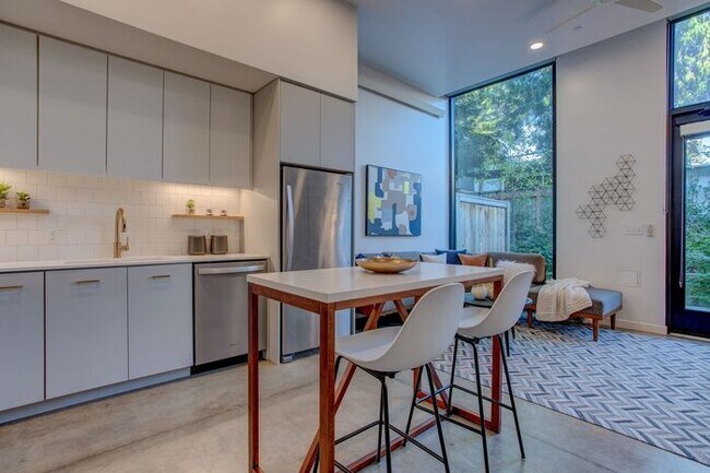 Building Photo - Luxury One Bedroom! Near Salt and Straw an...