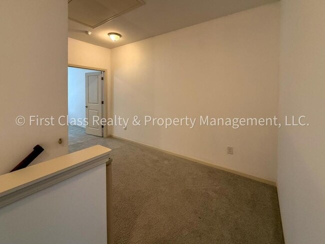 Building Photo - 565 Park View Drive