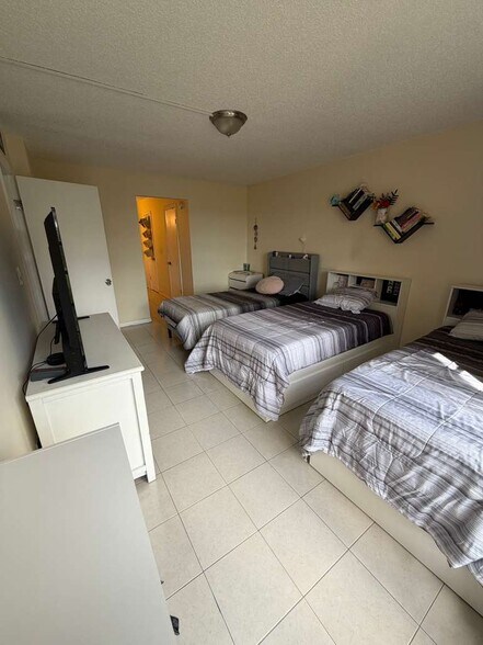 Building Photo - 9180 Fontainebleau Blvd