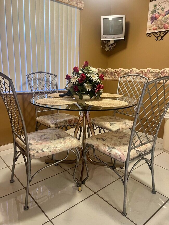 Building Photo - 7831 Willow Spring Dr