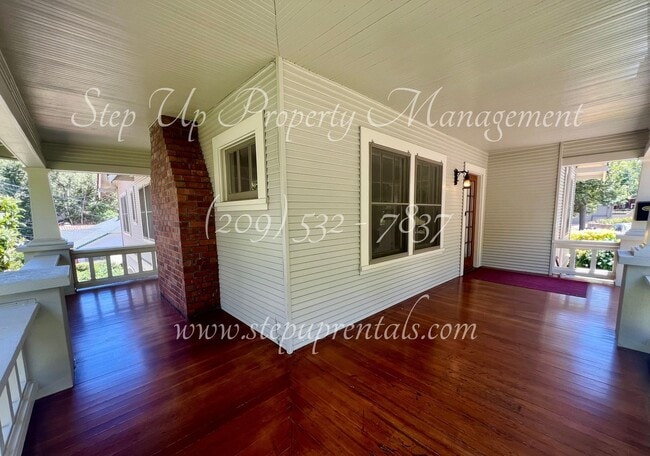 Building Photo - Beautiful 1920's 3 Bed 1 Bath Home Within ...