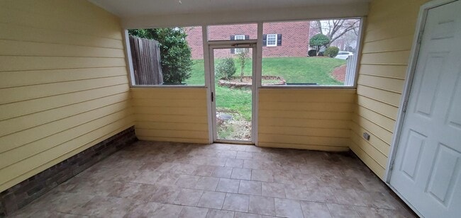 Building Photo - 2 Bedroom 2.5 Bathrooms Townhome