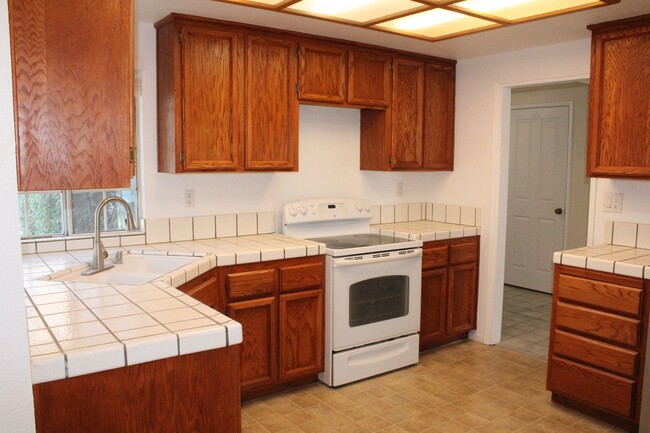Building Photo - Updated 4 Bedroom, 2 1/2 Bathroom Townhome...