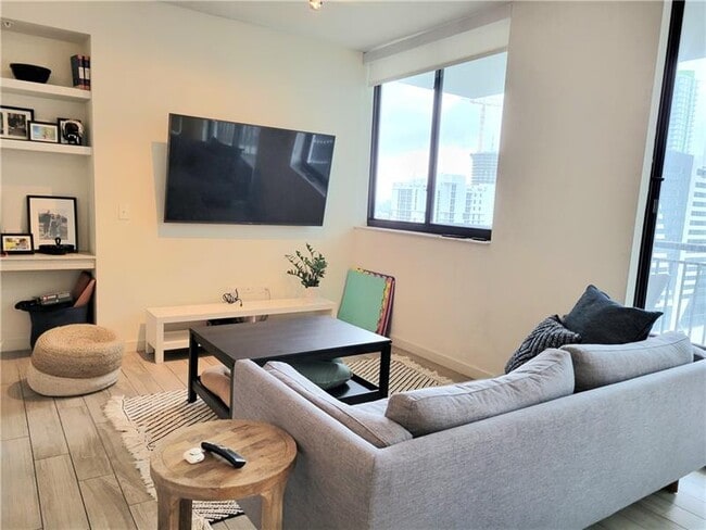 Building Photo - 999 SW 1st Ave