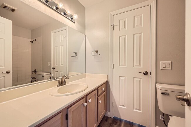 Building Photo - Beautiful and Nicely Remodeled Henderson Townhome!