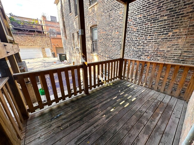 Building Photo - 4-BEDROOM DEPAUL UNIVERSITY APARTMENT – FIRST FLOOR