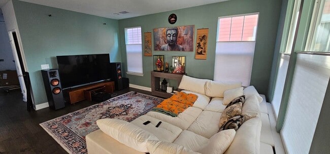 Building Photo - Bright & Beautiful Rental in Whitney Lake ...