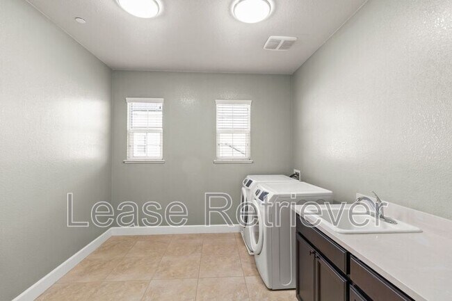 Building Photo - 479 W Esplanade Dr