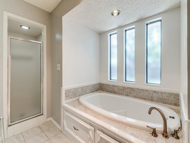 Building Photo - 207 Hemlock Dr