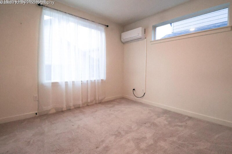 Building Photo - 12096 SE Pine St