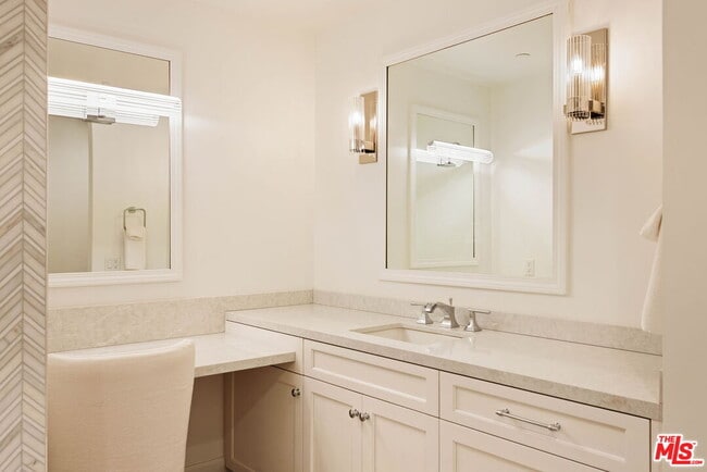 Building Photo - 300 N Swall Dr
