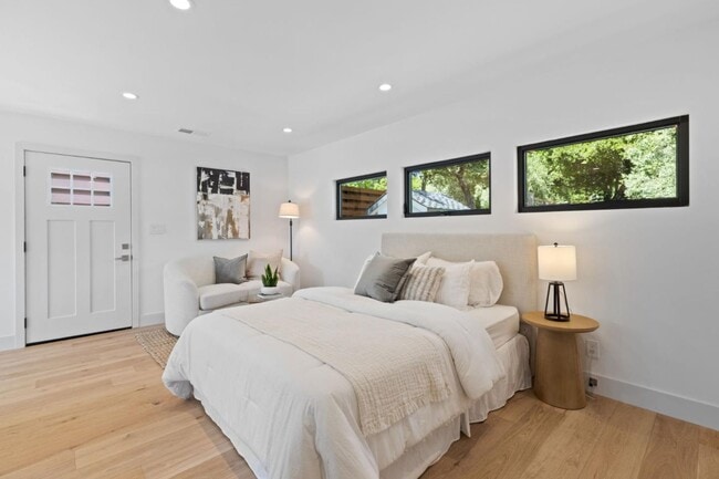 Building Photo - 810 W California Way