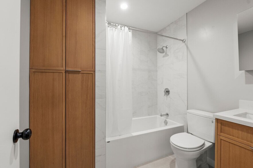 Building Photo - 3801 Lincoln Ave