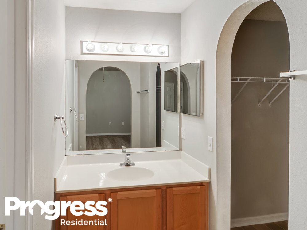 Building Photo - 8448 Oak Crossing Dr W