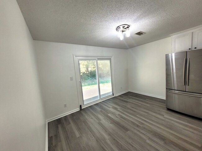 Building Photo - Adorable 2 Bed/1 Bath Condo - One Story - ...