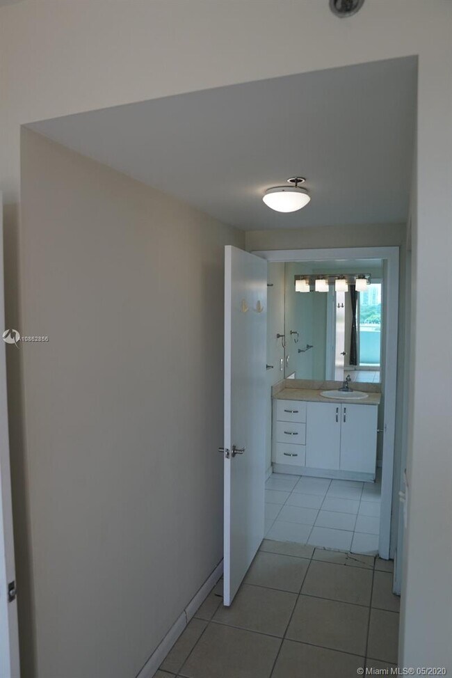 Building Photo - 1401 SW 22nd St