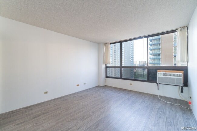 Building Photo - 1BR/1BA/1 parking in Royal Capitol Plaza.