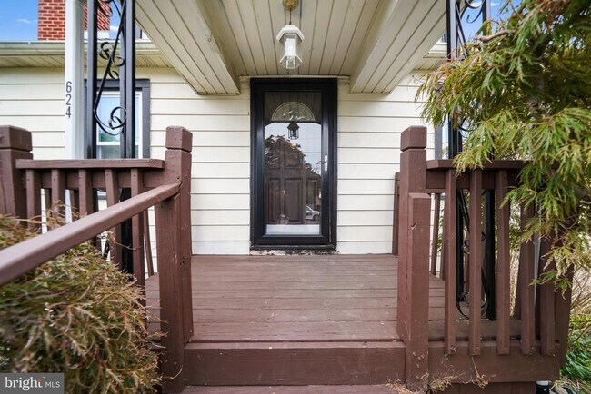 Building Photo - 624 Armstrong Ave